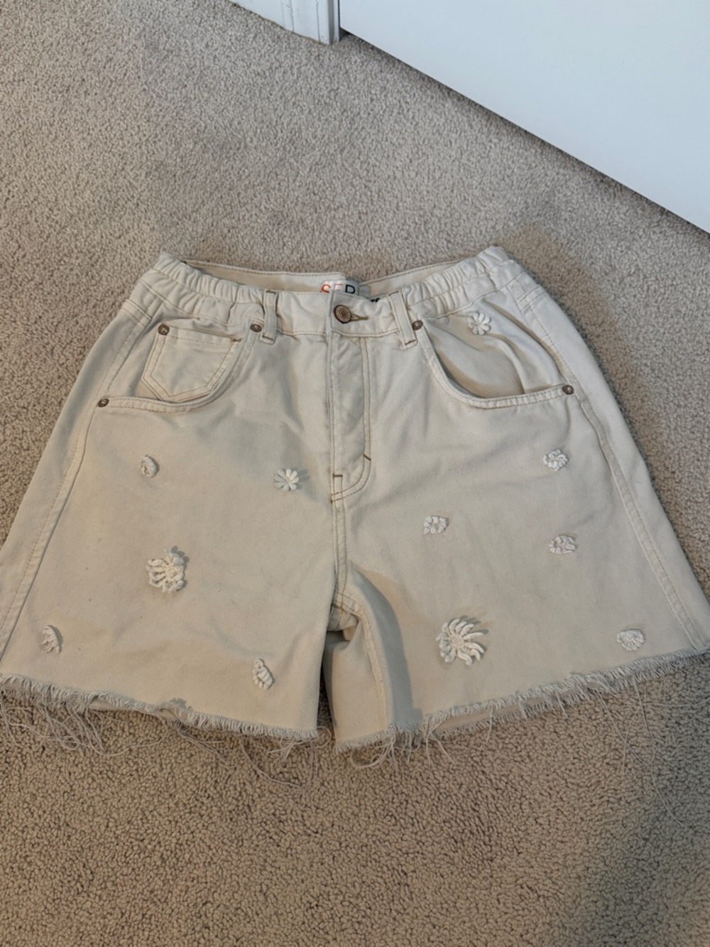 NUULY We The Free Off White Denim Shorts with Floral Applique Size 28